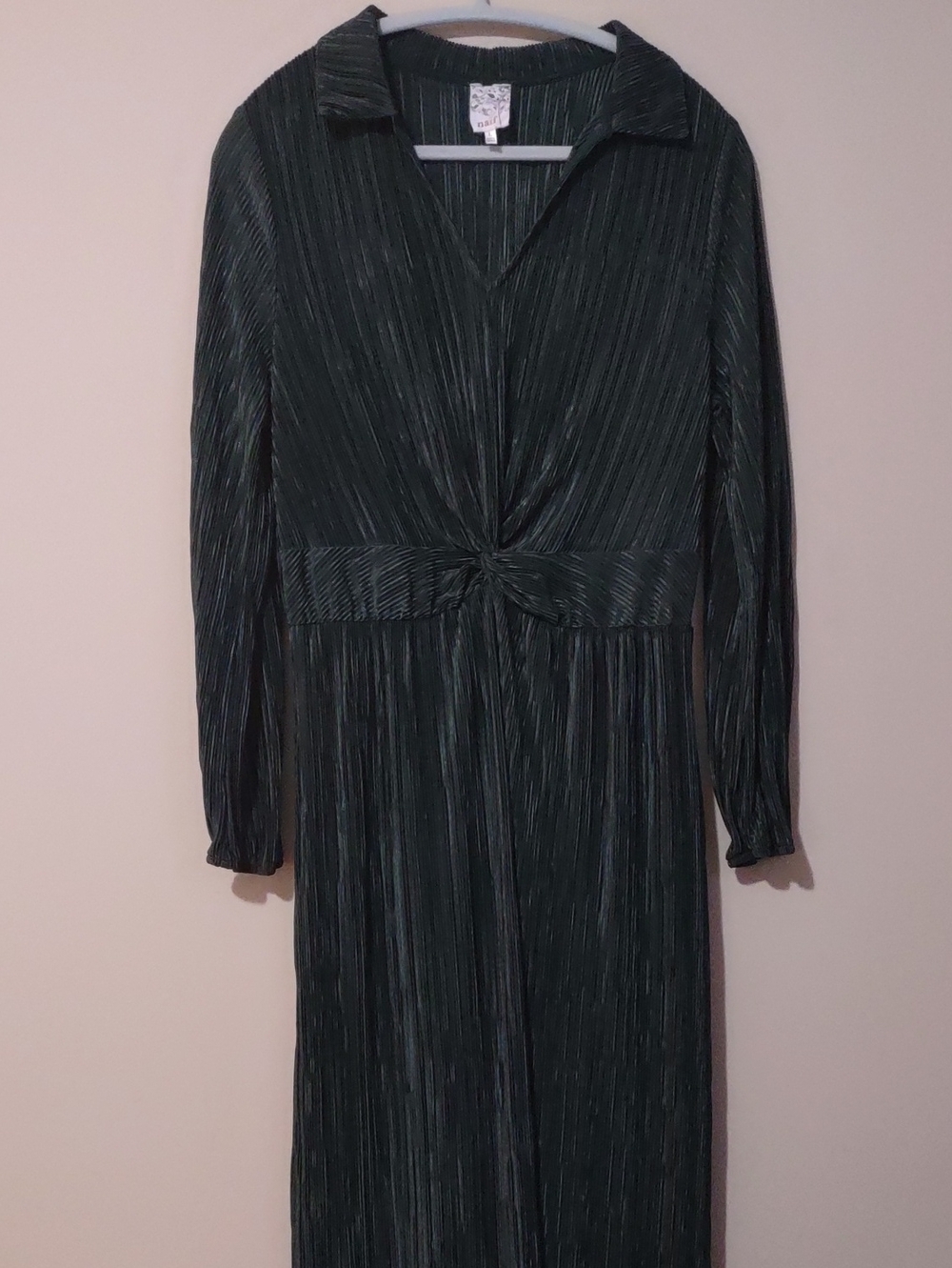 NAIF Hunter Green Plissé Twist Front Long Sleeve. Size Large Excellent Condition